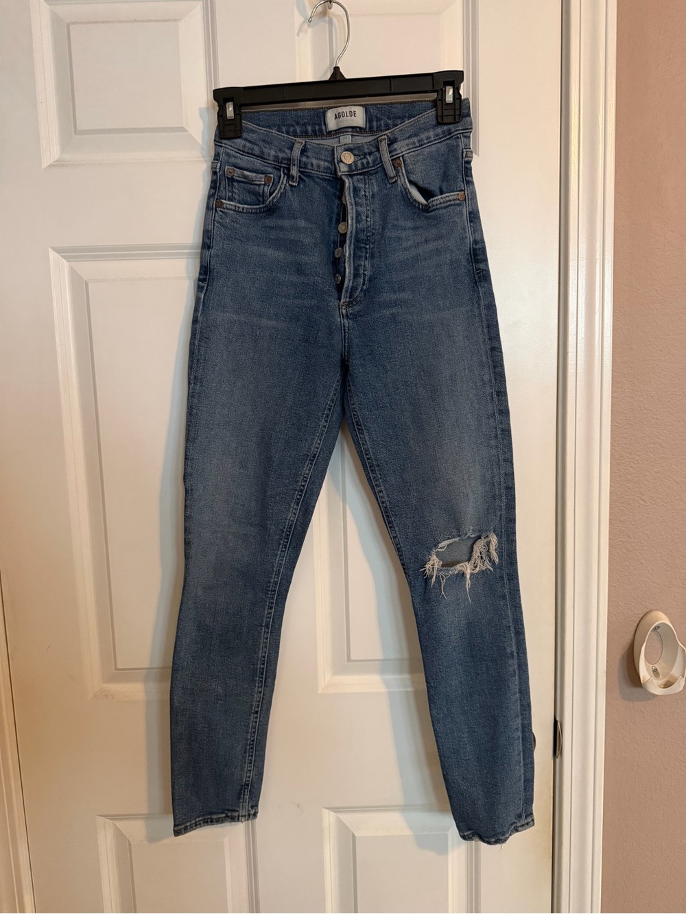 Agolde Etta High-Rise Mom Jeans - Medium Blue with Distressed Knee